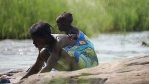 Mãe e filho no Rio kwanza, Angola - Foto- João Branco