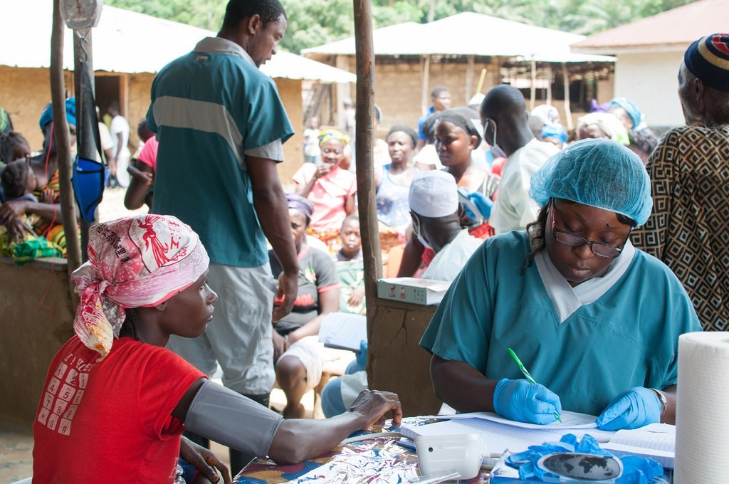 Uma clínica móvel na Libéria, durante o ápice da crise. Foto: UNMEER/Simon Ru