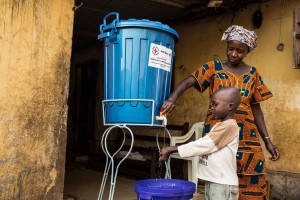 Comunidade em Conakry (Guiné) recebe água limpa para ajudar no combate ao ebola. Foto: UNMEER / Martine Perret
