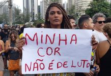 Protesto contra assassinato de jovem denuncia o genocídio da população negra no Brasil
