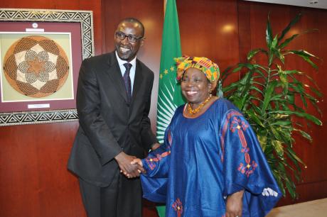 A presidente Nkosazana Dlamini Zuma com Abdoulaye Diop, Diretor do Programa Mundial de Alimentos da ONU para Ethiopia