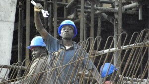 Africanos trabalhando na construção do estádio nacional de Moçambique, em 2009 - Natalia da Luz 