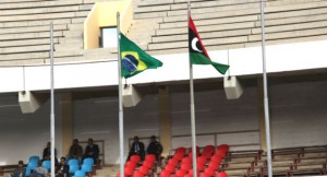 Bandeira do Brasil e Líbia no estádio Internacional de Tripoli - Foto: Natalia da Luz 