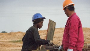 Chineses trabalhando na construção do estádio nacional de Moçambique, em 2009 - Natalia da Luz 
