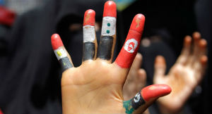 Ativista com as bandeiras pintadas nos dedos - Foto: OTAN 