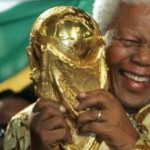 Mandela com a taça da Copa do Mundo 2010 – Divulgação