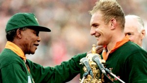 Mandela e Piennar durante a Copa do Mundo de Rugby de 1995 - Divulgação 