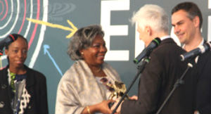 A ministra angolana da Cultura, Rosa Cruz e Silva, recebendo o prêmio em Veneza - Foto: Portal Angola
