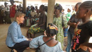 A coordenadora humanitária para o país Kaarina Immonen conversa com pessoas que esperam assistência alimentícia em um hospital da capital Bangui. Foto: PMA/Housainou Taal