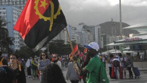 Bernardo agitando a bandeira de Angola - Foto: Natalia da Luz 