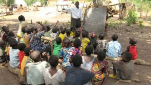 Crianças deslocadas por causa da violência na República Centro-Africana frequentam aula em campo. Foto: ACNUR/D. Mbaiorem