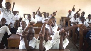 Estudantes de escola primária na República Democrática do Congo levantam as mãos para responder perguntas. Foto: Banco Mundial/Dominic Chavez