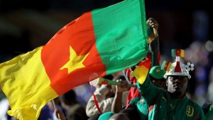 Torcedores com a bandeira de Camarões - Foto: Fifa