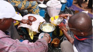 Comida e óleo para cozinhar são distribuídos para pessoas deslocadas no norte do Mali em um abrigo temporário em Mopti. Foto: PNUD/Nicolas Meulders
