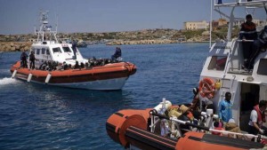 Embarcações da guarda costeira italiana chegam à Ilha de Lampedusa após resgatar pessoas no Mediterrâneo. Foto: ACNUR/F. Noy (arquivo de janeiro de 2012)