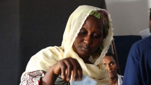 Mulher vota na área de Hamdallaye, em Conacri, capital da Guiné, em junho de 2010. Foto: IRIN/Nancy Palus
