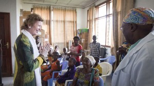 A enviada especial da ONU Mary Robinson se encontra com vítimas de violência sexual em um hospital em Goma, no leste da RDC, em abril deste ano. Foto: MONUSCO/Sylvain Liechti