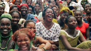 Mulheres da Costa do Marfim se reúnem para celebrar o Dia Internacional da Mulher no Palácio da Cultura, em Abidjan. Foto: ONU/Ky Chung