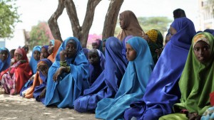 Meninas e mulheres aguardam no primeiro centro ginecológico do Corredor de Afgoye, na Somália. Foto: ONU/Tobin Jones