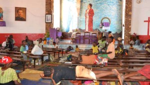  Civis deslocados na República Centro-Africana (RCA) encontram abrigo em uma igreja na capital Bangui. Foto: ACNUR/L. Wiseberg Civis deslocados na República Centro-Africana (RCA) encontram abrigo em uma igreja na capital Bangui. Foto: ACNUR/L. Wiseberg