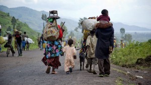 Milhares de pessoas deslocadas fogem dos arredores de Kibati, Kivu do Norte, na República Democrática do Congo. Foto: ACNUR/P.Taggart