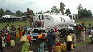 Missão de paz da ONU distribui água em Rumangabo, Kivu do Norte, RD Congo. Foto: MONUSCO/Clara Padovan