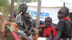 Refugiados sudaneses descansam próximo a uma tenda da Agência da ONU para Refugiados (ACNUR). Foto: ACNUR Refugiados sudaneses descansam próximo a uma tenda da Agência da ONU para Refugiados (ACNUR). Foto: ACNUR
