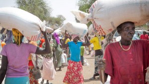 Distribuição de comida num campo de refugiados no Estado do Alto Nilo, no Sudão do Sul. Foto: PMA/Ahnna Gudmunds Distribuição de comida num campo de refugiados no Estado do Alto Nilo, no Sudão do Sul. Foto: PMA/Ahnna Gudmunds