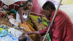 Coordenadora da ONU para Assuntos Humanitários, Valerie Amos, visita um hospital de pediatria em Bangui, na República Centro-Africana (RCA) em julho de 2013. Foto: OCHA/C. Illemassene