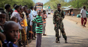 Soldado do Exército Nacional somali toma guarda ao lado de moradores de Modmoday, uma vila a 40 quilômetros ao leste de Baidoa. Foto: UA-ONU/IST