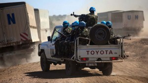  Tropas da UNAMID escoltam caminhão com alimentos. Foto: UNAMID/ Albert Gonzalez Farran