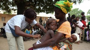 Enfermeira vacina criança contra o sarampo na Guiné-Bissau. Foto: UNICEF/Roger Lemoyne