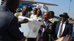 Funcionários visitam comunidade guineense para explicar os procedimentos para as eleições. Foto: PNUD Guiné-Bissau
