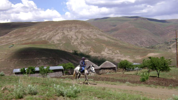 Homem em seu cavalo no interior do Lesotho