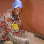 Mulher preparando cerveja artesanal do Lesotho