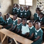 Crianças estudando em Uganda
