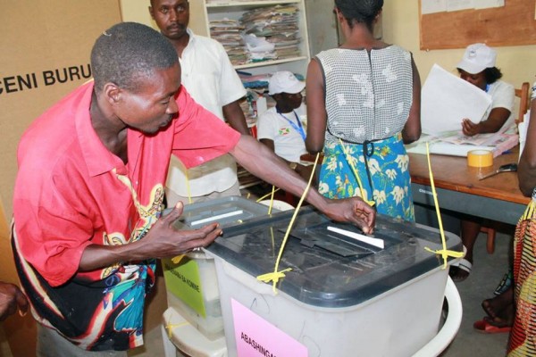 Um eleitor exerce seu direito ao voto durante as eleições no Burundi. Foto- MENUB