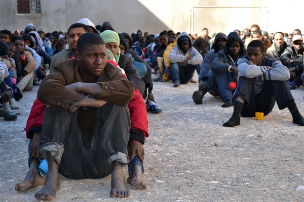 Migrantes em um centro de detenção na cidade de Zawiya, Líbia. Foto: IRIN/ Mathieu Galtier