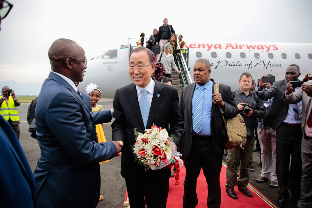 Secretário-geral Ban Ki-moon (segunda da direita) é recebido na chegada a Bujumbura pelo vice-presidente do Burundi, Gaston Sindimwo. Foto: UNIC Bujumbura