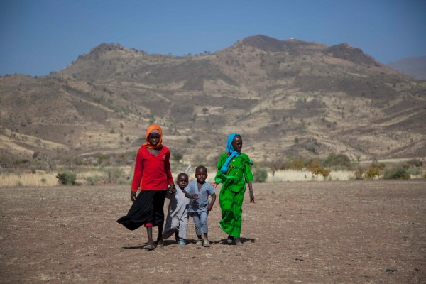 Mulheres e meninas no Sudão vivem em profunda desigualdade, subdesenvolvimento, pobreza e ambiente por vezes hostil. Foto: UNAMID/Albert González Farran
