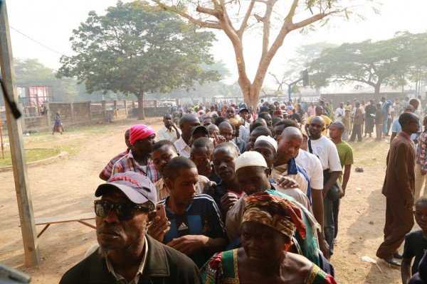 Centro-africanos esperam na fila para votar na capital Bangui, em dezembro de 2015. Foto: MINUSCA