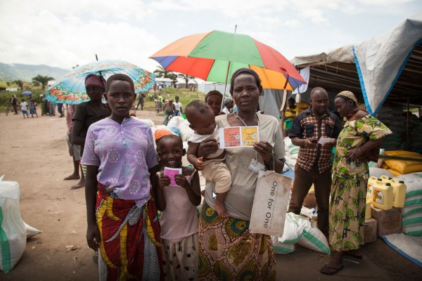 Refugiados do Burundi recebem voucher de alimentos em campo na República Democrática do Congo. Foto: PMA / Leonora Baumann