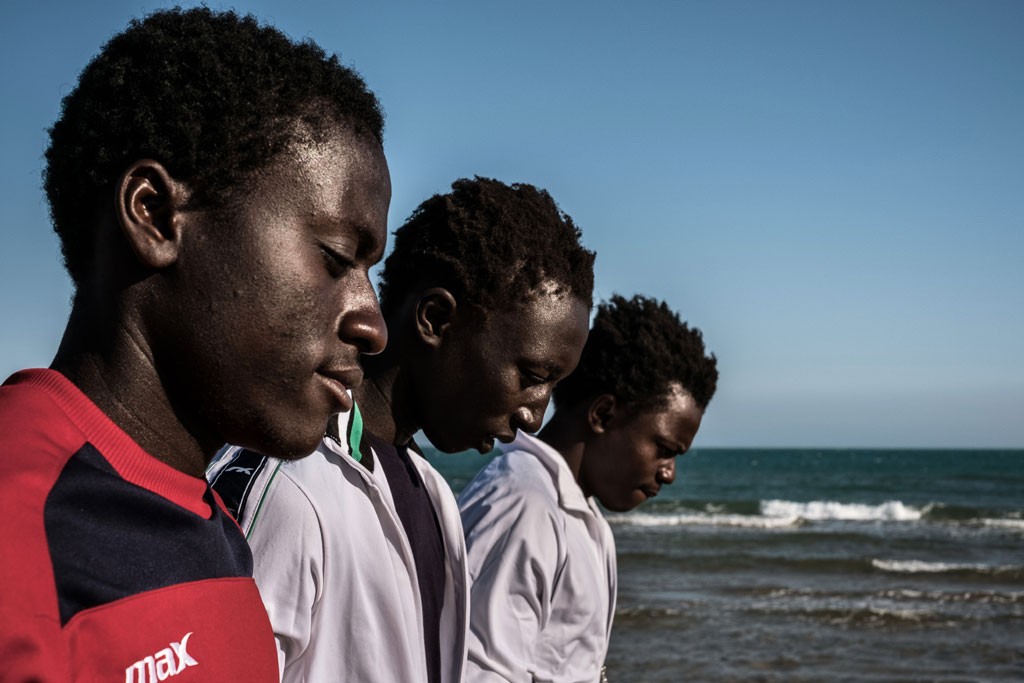 Um grupo de meninos da Gâmbia em uma praia em Pozzallo, na Sicília, em maio de 2016. Foto: UNICEF/Gilbertson VII Photo