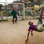 26out2013-garotos-jogam-futebol-em-campo-no-meio-da-favela-morro-dos-macacos-no-rio-de-janeiro-1386959967330_956x500