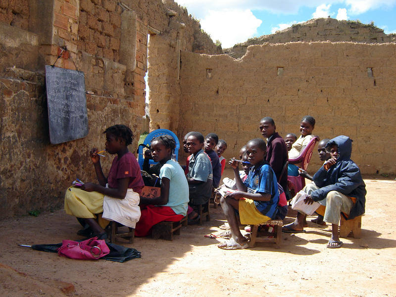 Crianças angolanas estudam em um local improvisado na cidade de Kuito, capital da província de Bié, em 2007. Foto: Rafaela Printes/Wikipédia/CC