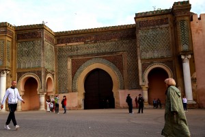 Bab-el Mansour, a porta mais imponente de Marrocos, dá entrada para a medina de Mèknes.