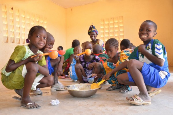 WFP is providing meals to schools in Mali to ensure children get the calories and nutrition they need while giving them an added incentive to keep coming to class. Photo: WFP/Daouda Guirou