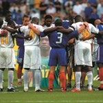 França e Camarões prestam minuto de silêncio a Marc-Vivien Foé no dia da final