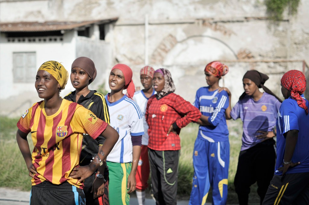 Girls line up during a basketball drill in Mogadishu, Somalia. UN Photo/Tobin Jone