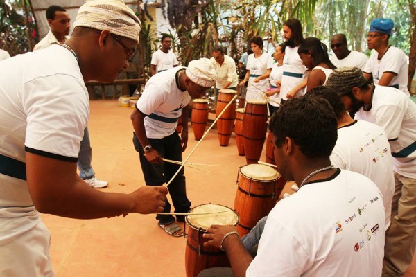 Ojé e Alabe do Ilê Axipa ensinam noções de ritmos percussivos na experiência Atabaque Entre as Folhas. Foto: Acervo M. A. Luz 